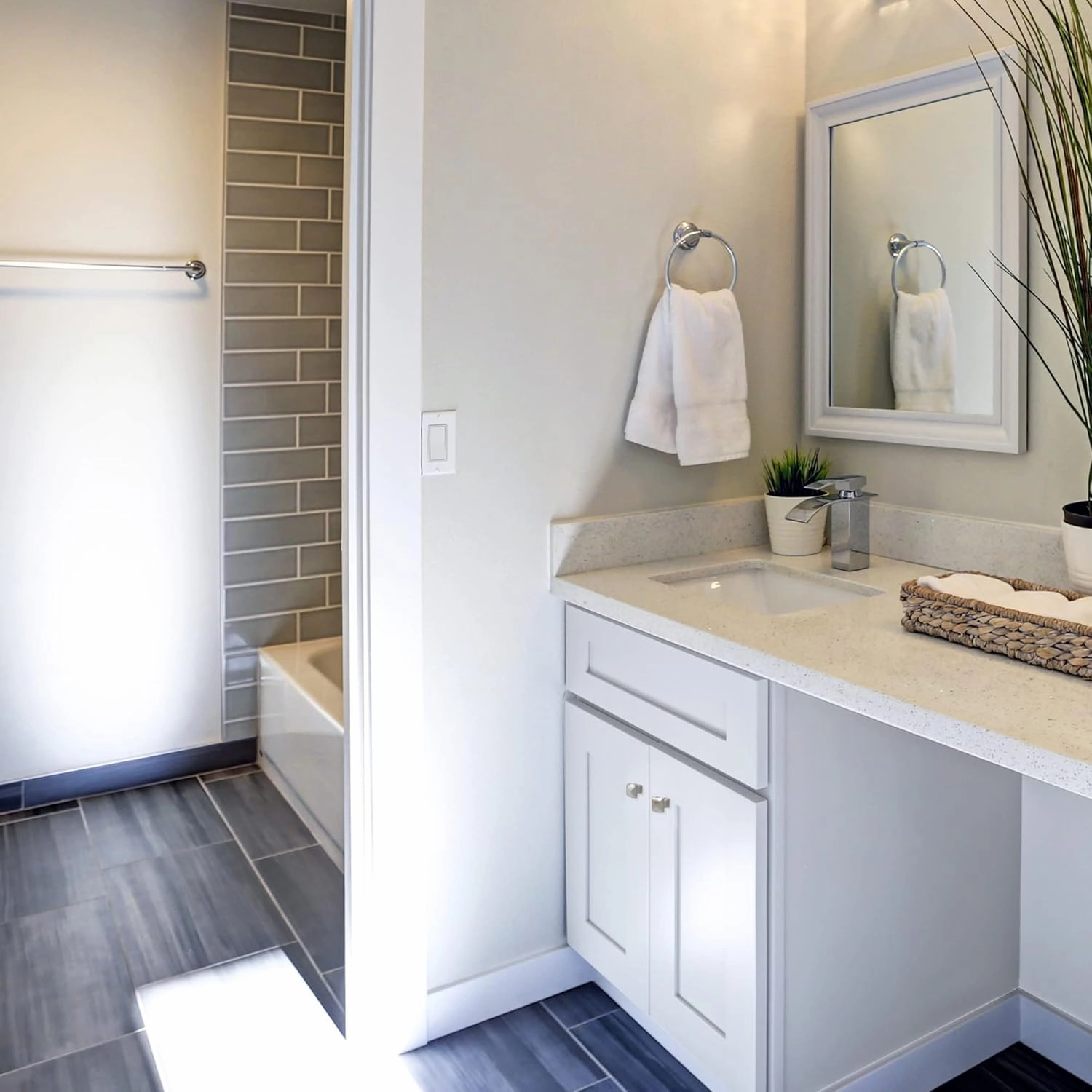 Design House Brookings 24 Inch Bathroom Vanity, Ready to Assemble, Solid Wood, Sherwin Williams® White, 586925