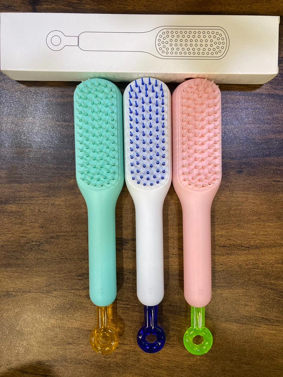 Self Cleaning Hair Brush, One-Click Cleaning Telescopic Hair Comb, Anti-Static Telescopic Hairbrush, Anti-Hair Entangled Automatic (random Color)